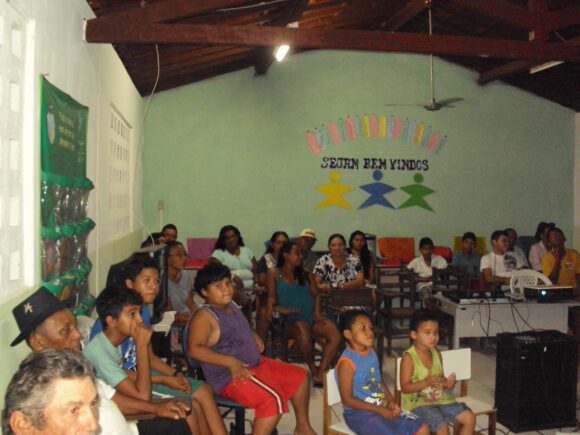 COMUNIDADE DE MEARIM RECEBE EXIBIÇÃO NA ESTRÉIA DO CINECLUBE IPHANAQ 2012