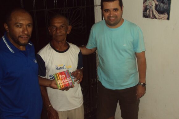 ONG IPHANAQ ENTREGA CDs e DVDs AO MESTRE PIAUÍ