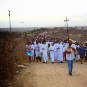 Cerca de cinco mil pessoas participam da Caminhada da Seca, em Senador Pompeu