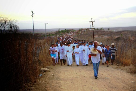 Cerca de cinco mil pessoas participam da Caminhada da Seca, em Senador Pompeu